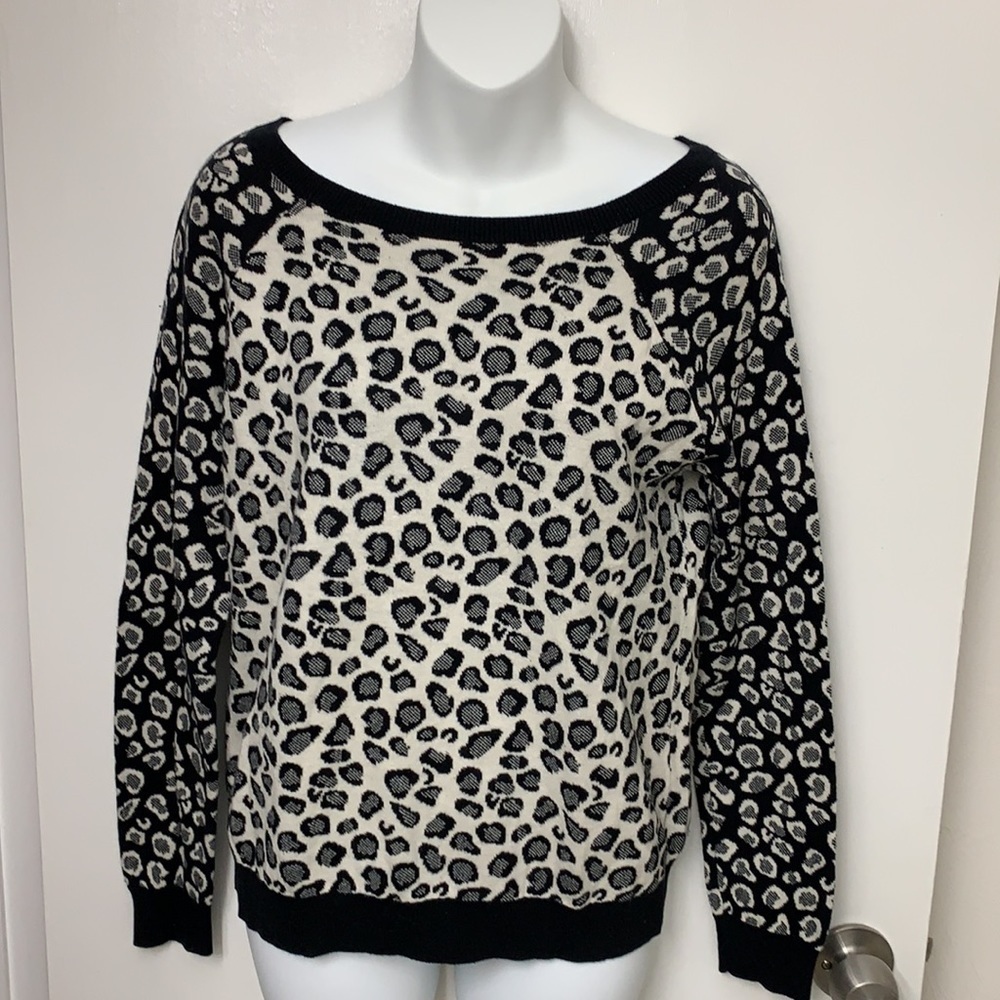 100. a.n.a Ladies animal print Sweater, Sz. M Like new condition. - Picture 2 of 6